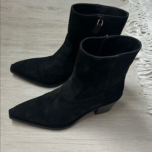 Black Suede Ankle Boots
Worn only once !